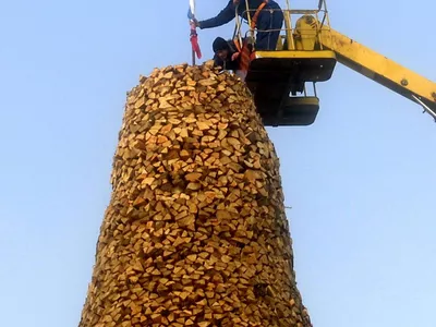 В Демино построена самая большая поленница в мире