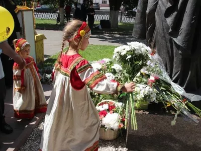 В Ярославле возложили цветы к памятнику святым Петру и Февронии