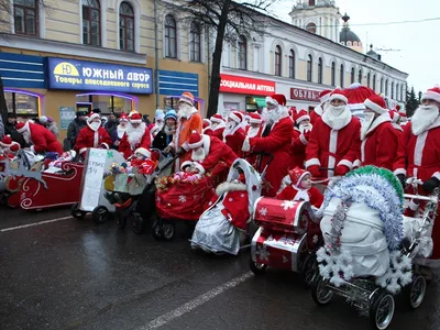 НаШествие Дедов Морозов прошло в Рыбинске: фото с праздника