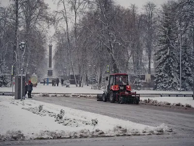 Выпавший на дороги Ярославля снег обрабатывают рассолом